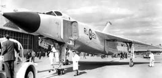 Di AS, pencegat tahun 1954 sudah berjalan dengan baik, dan pada akhirnya akan memperkenalkan Convair F-106 Delta Dart, sebuah pesawat yang memiliki banyak kemiripan dengan Arrow. Desain yang lebih canggih juga sedang dipertimbangkan, terutama XF-103 Republik Mach 3, dan pada saat Arrow terbang, XF-108 Amerika Utara yang jauh lebih maju. Kedua program ini dibatalkan pada tahap mock-up, karena diyakini bahwa kebutuhan akan pencegat berawak dengan kinerja sangat tinggi tidak ada karena Soviet jelas-jelas memindahkan kekuatan strategis mereka ke ICBM.