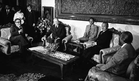 Henry Kissinger (paling kiri) bertemu dengan presiden AS saat itu Gerald Ford (kedua dari kiri) dan presiden Indonesia Suharto (kedua dari kanan) di Jakarta, Indonesia, pada 6 Desember 1975.