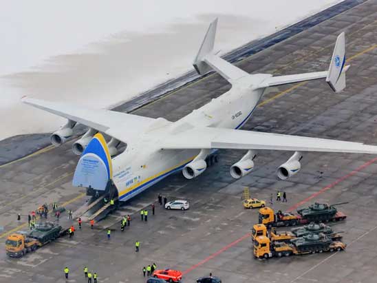 Antonov AN-225 Mriya merupakan pesawat kargo terbesar di dunia dan satu-satunya pesawat yang dilengkapi enam mesin turbofan. Pesawat ini merupakan keajaiban teknik modern, yang mampu mengangkut hingga 250 ton kargo, termasuk kargo tunggal yang beratnya mencapai 200 ton, melalui rute jarak pendek dan menengah.