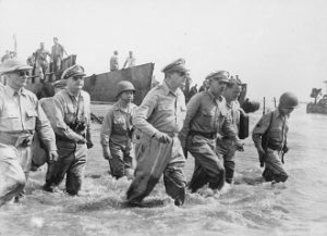 Jenderal Douglas MacArthur dan staf, didampingi oleh presiden Filipina Sergio Osmeña (kiri), mendarat di Red Beach, Leyte, 20 Oktober 1944.