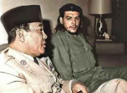 Saat berada di Jakarta, Guevara mengunjungi Presiden Indonesia Sukarno untuk membahas revolusi pada tahun 1945–1949 di Indonesia dan untuk menjalin hubungan perdagangan antara kedua negara. Kedua pria ini dengan cepat menjadi dekat karena Sukarno tertarik pada energi Guevara dan pendekatan informalnya yang santai; terlebih lagi mereka memiliki aspirasi sayap kiri revolusioner yang sama melawan imperialisme Barat