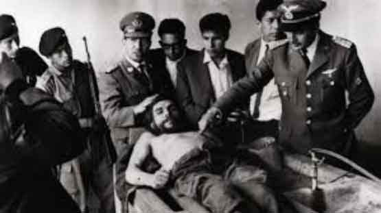 Sehari setelah eksekusinya pada 10 Oktober 1967, jenazah Guevara dipaparkan kepada media berita di ruang cuci rumah sakit Vallegrande.