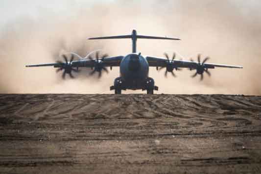 RAF A400M Atlas lepas landas dari pantai di Pembrey Sands, Wales Selatan pada bulan Mei 2017.