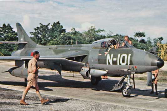 Hawker Hunter Mk6 adalah pesawat tempur jet yang sangat canggih pada masanya. Dikenal karena kecepatan dan kelincahannya, pesawat ini menjadi tulang punggung kekuatan udara Belanda selama konflik tersebut. Pesawat ini digunakan untuk misi pengintaian dan serangan udara, memberikan dukungan udara yang krusial bagi pasukan darat Belanda.