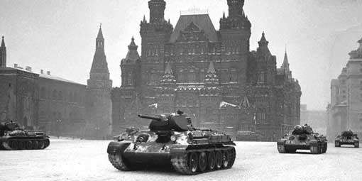 Menurut dokumen arsip, parade militer pada 7 November 1941 berlangsung tidak hanya di Moskow, tetapi juga di Kuibyshev (Samara) dan Voronezh. Selain itu, di Kuibyshev, tidak seperti Moskow, ada unit udara.