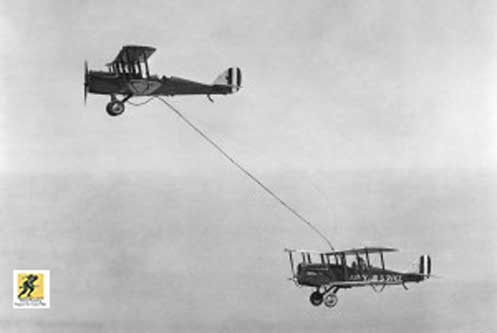 Pengisian bahan bakar udara pertama pada 27 Juni 1923. Pesawat biplane DH-4B yang lebih rendah tetap berada di udara selama 37 jam di atas langit Rockwell Field di San Diego, California.