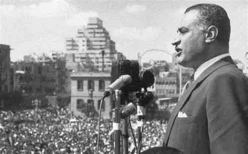 Gamal Abdel Nasser - Krisis Suez dipicu oleh keputusan Amerika dan Inggris untuk tidak mendanai pembangunan Bendungan Tinggi Aswan oleh Mesir, seperti yang telah mereka janjikan, sebagai respons terhadap hubungan Mesir yang semakin erat dengan Cekoslowakia komunis dan Uni Soviet.