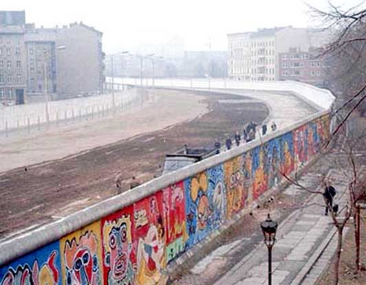 Runtuhnya Tembok Berlin masih memiliki pengaruh hingga saat ini. Tembok Berlin telah menjadi simbol kebebasan dan persatuan, dan peristiwa ini masih diperingati setiap tahun. Berbagai monumen dan museum di Berlin menjadi tempat pengunjung untuk mempelajari sejarah Tembok Berlin dan mengenang peristiwa bersejarah tersebut.