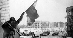 entara-Uni-Soviet-mengibarkan-bendera-Uni-Soviet-di-salah-satu-gedung-di-Stalingrad-atau-kini-Saint-Petersburg-Rusia-di-akhir-Pertempuran-Stalingrad