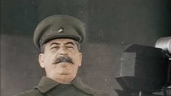 7 November 1941, Pemimpin Soviet Stalin berpidato untuk melawan Jerman yang semakin mendekati Moskow