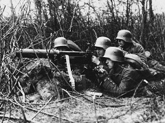infantrymen-German-Maxim-World-War-I-machine
