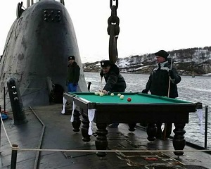 Meja Bilyard di Atas Kapal selam Rusia