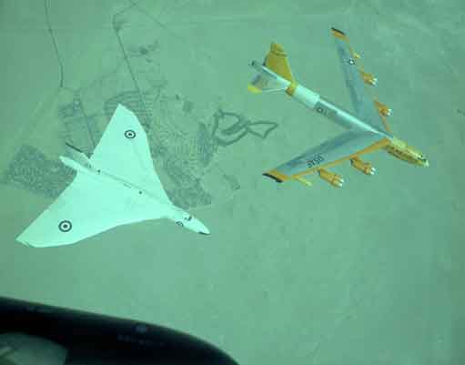 Pembom B-52 dan Avro Vulcan Inggris