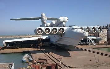 Pemandangan Lun pada Maret 2009 saat ia duduk perlahan-lahan memburuk di pangkalan Kaspiysk di Laut Kaspia. Dermaga khusus dibuat untuk Lun. Dermaga itu ditarik ke laut dan tenggelam untuk memungkinkan Lun mengapung bebas untuk diluncurkan atau dipulihkan.