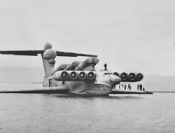 lun-md-160-ekranoplan-moored