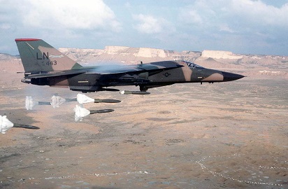 General Dynamics F-111 menjatuhkan bom mk-82 Air Inflatable Retarder (AIR)