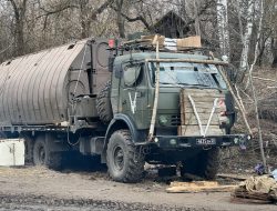Truk Rusia dengan perlindungan kayu