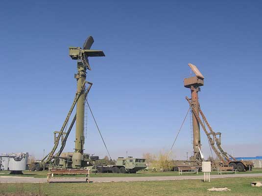 76N6 Radar pencari ketinggian rendah(kanan) and 30N6 Radar pengendali tembakan