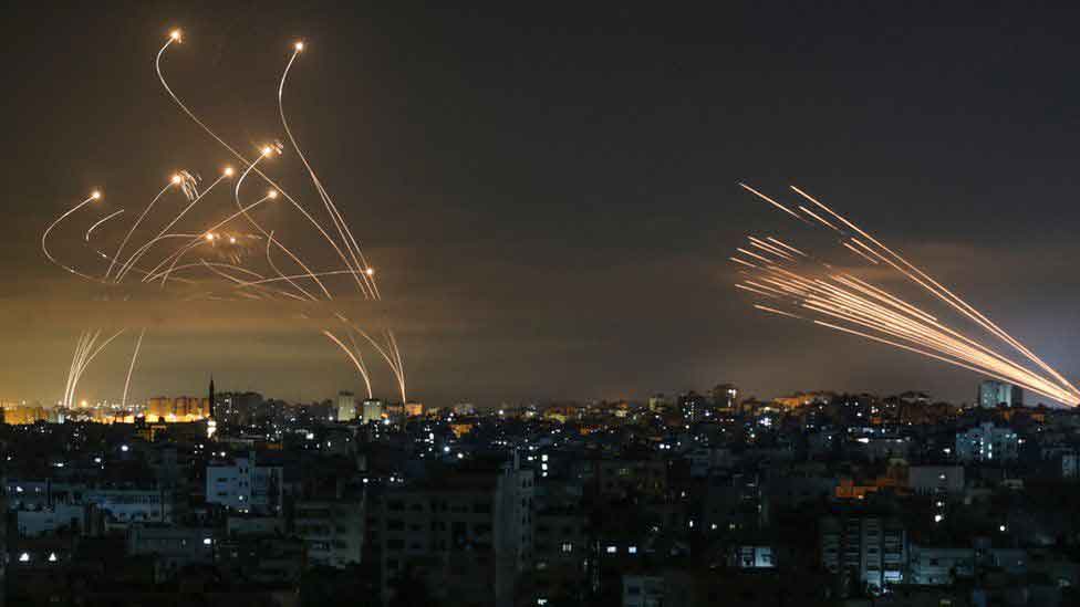 Garis-garis cahaya terlihat saat sistem Iron Dome Israel mencegat roket yang diluncurkan dari Gaza