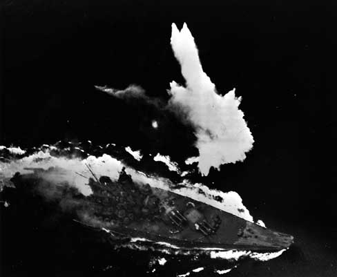 Kapal perang Yamato saat diserang di Laut China Timur