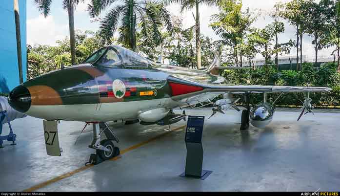 Hawker Hunter FGA.74S AU Singapura dengan 4 AIM-9 Sidewinder