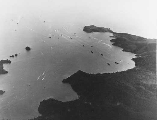 LST dan kapal pendarat lainnya mendekati pantai di Teluk Tanamerah, 22 April 1944. LST menuju pantai Merah Dua, di tengah kanan. Beberapa kapal kecil menuju pantai Red One, paling kiri bawah. Tiga kapal perusak dan kapal lainnya sedang bersiap-siap