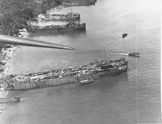Bongkar muat LST di Pantai Merah Dua, Teluk Tanamerah, 22 April 1944. LST-22 berada di depan, dengan julukan "Kambing Hogan" di jembatannya. Selanjutnya di sepanjang pantai adalah LST-18