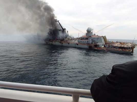 Kapal penjelajah Rusia Moskow yang terbakar