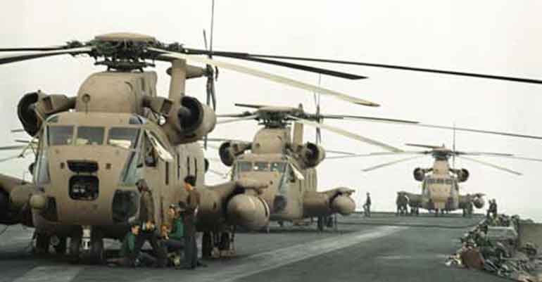 Helikopter CH-53 dengan cat gurun untuk misi penyelamatan