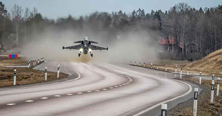 Pesawat tempur Saab JAS 39 mendarat di jalan raya tanpa persiapan