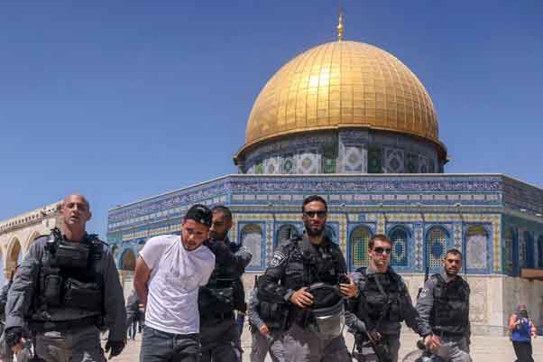 Penangkapan pejuang Palestina dengan latar Kubah Shakhrah Dome of the Rock
