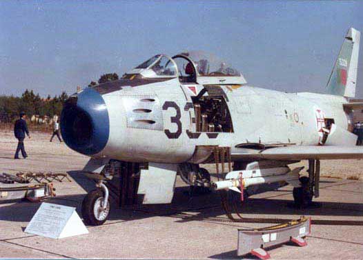 F86 Sabre dengan AIM-9B Sidewinder