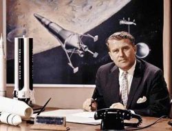 Wernher Magnus Maximilian Freiherr von Braun saat sudah bekerja di NASA