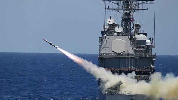 Rudal Harpoon diluncurkan saat RIMPAC 2008 dari Guided Crusier USS Lake Erie(CG-70)