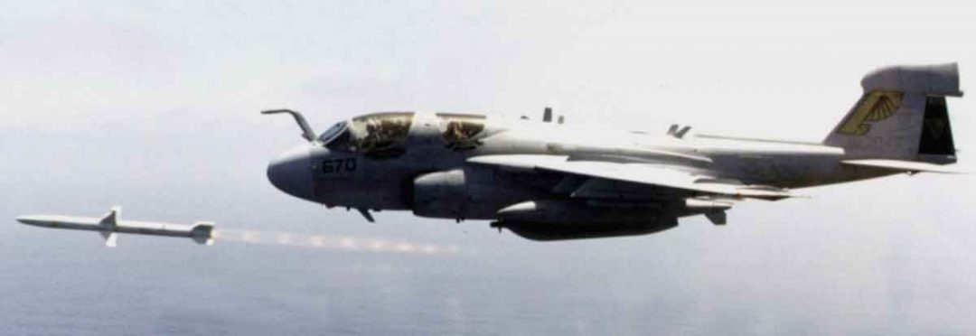 Pesawat Grumman EA-6B Prowler dari VAQ-128 menembakan rudal anti radiasi HARM