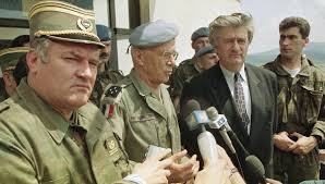 si "Jagal" Ratko Mladic dan Presiden Federasi Yugoslavia Slobodan Milosevic