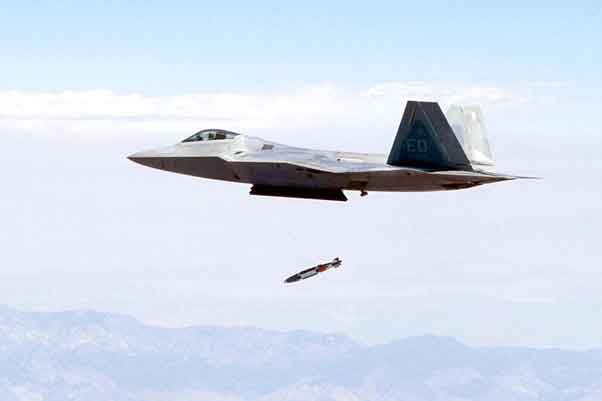 Bom Joint Direct Attack Munition (JDAM) dilepaskan F-22