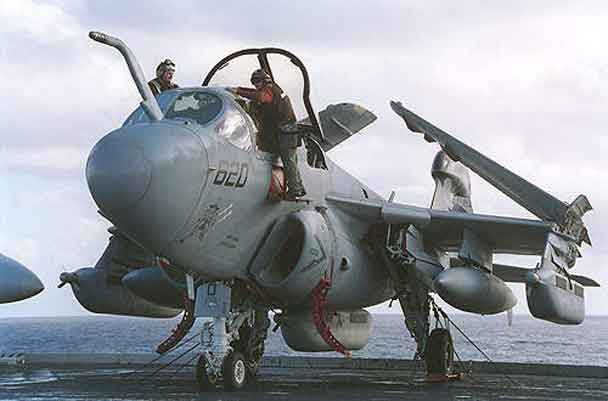 Pesawat Grumman EA-6B Prowler di dek kapal Induk