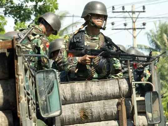 TNI di Aceh yang menggunakan truk dilindungi batang pohon kelapa