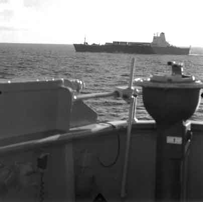 Konveyor Atlantik, ditenggelamkan oleh sepasang Rudal Exocet yang diluncurkan dari ANA Super Etendards. Hilangnya kapal ini sangat menghambat upaya dukungan untuk pasukan darat Inggris karena sebagian besar kemampuan helikopter pendukung dan utilitas dari Satuan Tugas berada di atas kapal ini. Konveyor Atlantik mendekati Falklands, pada atau sekitar 19 Mei 1982