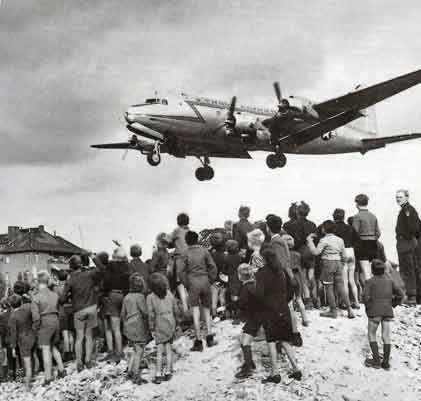 Douglas C-54 Skymaster di operasi udara pengangkutan udara Berlin