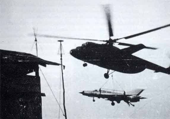 Helikopter Mil Mi-6 Hook mengangkut Mig-21 Fishbed