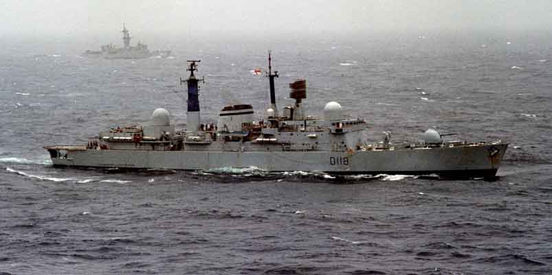 Kapal perusak Inggris HMS Coventry (D118) sedang berlayar di Samudra Atlantik, sekitar tahun 1981. Di latar belakang adalah fregat Angkatan Laut AS USS Bagley (FF-1069).
