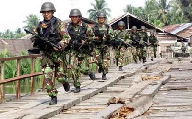 Tentara Indonesia mulai memasuki Aceh dan mengambil alih daerah yang dikuasai GAM