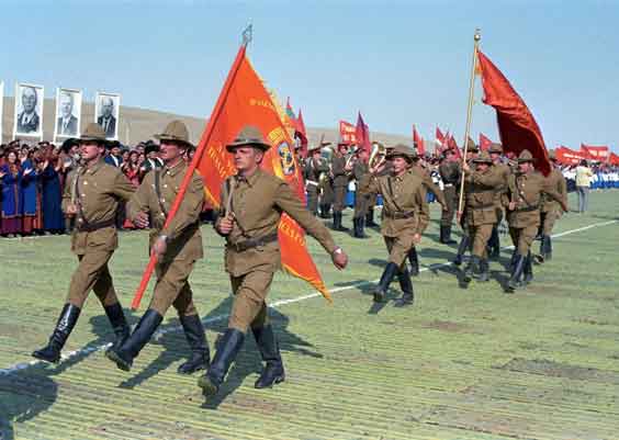 Pasukan Uni Soviet menarik diri dari perang di Afganistan