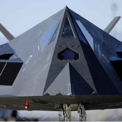 FLIR di depan pesawat tempur stealth Lockheed F-117 Nighthawk Amerika juga di bawah badan pesawat