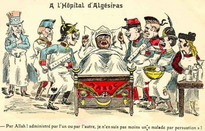 Kartu pos Prancis ini, berjudul "Di Rumah Sakit Algésiras" (1906), menggambarkan beberapa negara besar yang terlibat dalam Krisis Maroko Pertama. Di sebelah kanan Maroko yang terbaring di tempat tidur, Kekaisaran Jerman memegang jarum suntik berlabel "bea cukai", sementara Kekaisaran Austro-Hungaria berdiri. Di sudut paling kiri gambar, Paman Sam terlihat skeptis. Di sisi kanan gambar, Prancis mencoba menyuntik Maroko dengan jarum suntik berlabel "polisi", sementara Spanyol membawa mangkuk berlabel "petugas baik". Inggris Raya mengacungkan jarinya dan Rusia mencampur cairan. Subjudulnya berbunyi: “Demi Allah! Dikelola oleh satu atau yang lain, saya tidak kurang: 'sakit oleh bujukan!'" Artis tidak dikenal: A L'Hôpital d'Algesiras, kartu pos, Prancis, 1906