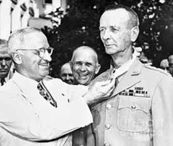 Wainwright menerima Medal of Honor atas kepemimpinannya yang berani selama jatuhnya Filipina