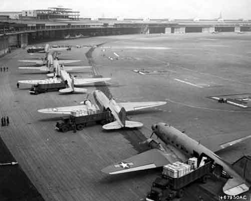Pesawat Angkatan Laut dan Angkatan Udara Amerika membongkar di Bandara Tempelhof selama Berlin Airlift.