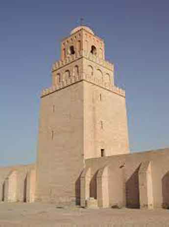 Sidi Ukba, Al-Qayrawan. Masjid dibangun oleh umat Islam pertama yang tiba di Tunisia dan Afrika Utara di bawah kepemimpinan Uqba Ibn Nafi pada tahun 670 M.